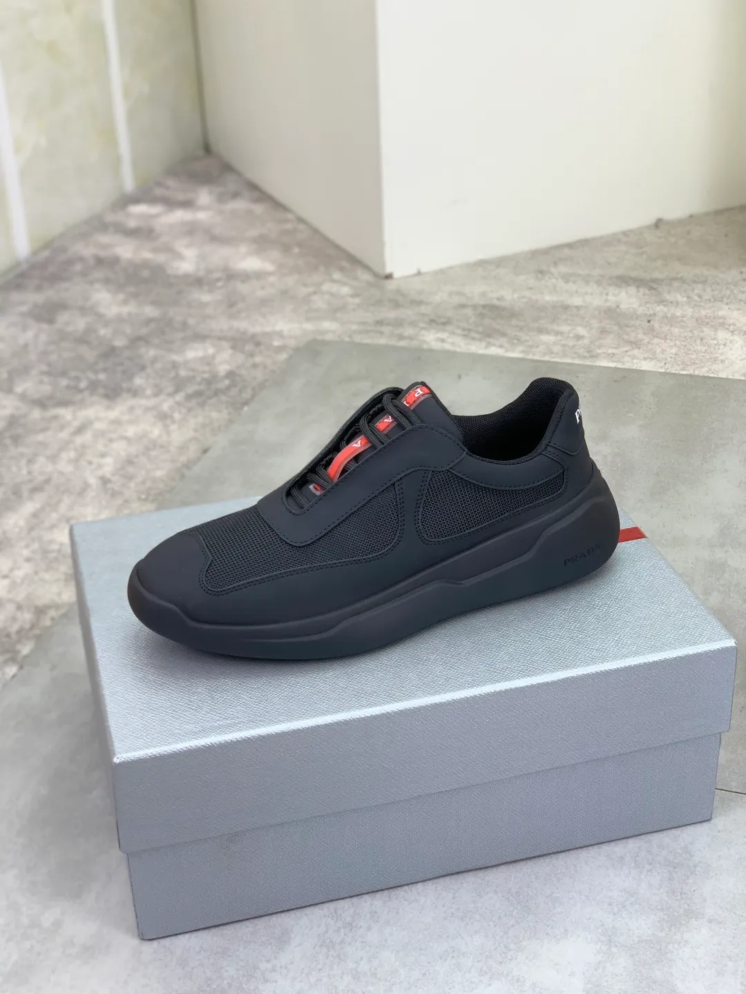 Men's shoes 💰P620 new (higher version) new PRADA (Prada) classic models are on the market at the same time, new men's shoes, 😘fabrics are selected from original imported calfskin. First layer of imported cowhide lining. The original version is awesome! 👍🏿Original open-molded non-slip PU outsole, with exquisite lines, simple and elegant, super comfortable and classy on foot, suitable for leisure travel. Code number: 38-45 (46 customized) 3️⃣ colors available